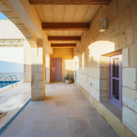 Villa Rustic Retreat With Pool *