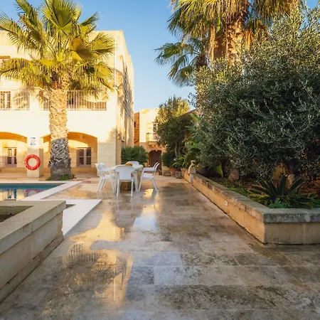 Rustic Retreat With Pool