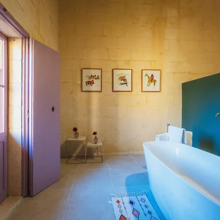 Rustic Retreat With Pool