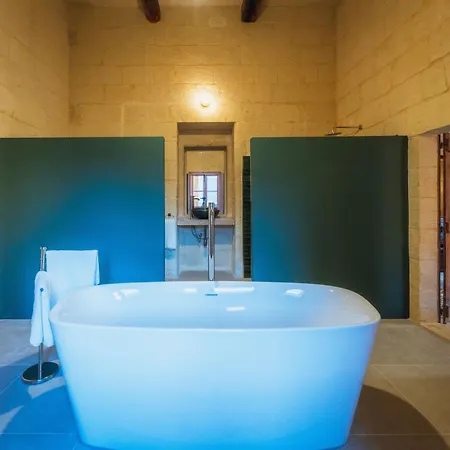 Rustic Retreat With Pool