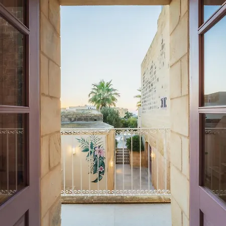 Rustic Retreat With Pool