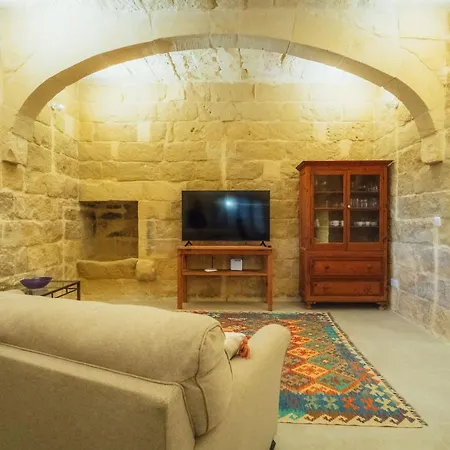 Villa Rustic Retreat With Pool San Lawrenz