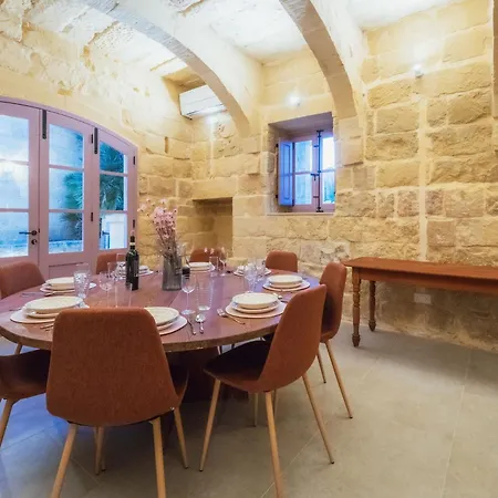 Rustic Retreat With Pool