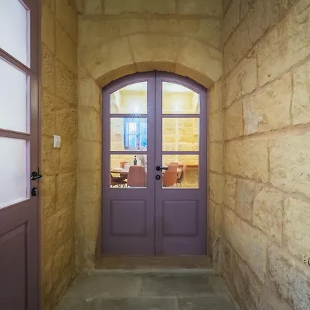 Rustic Retreat With Pool