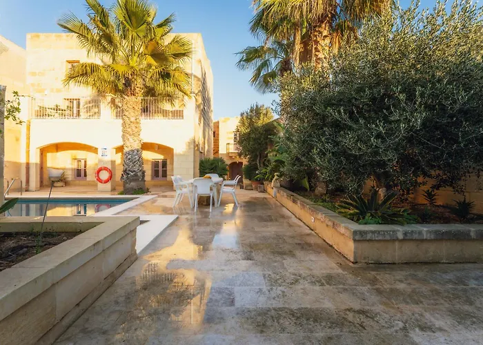 Rustic Retreat With Pool