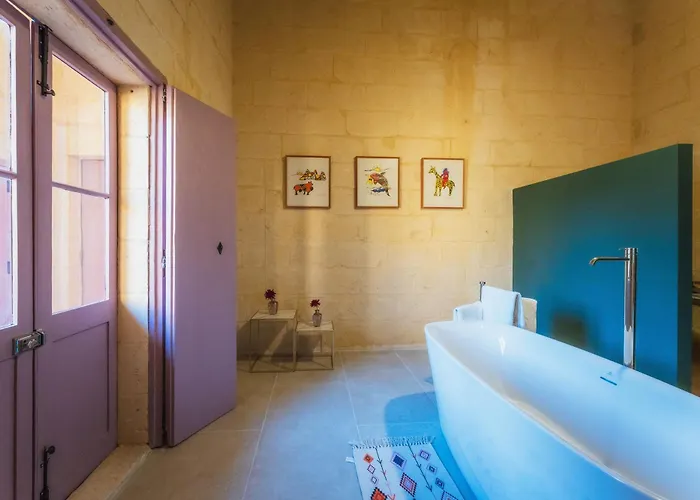 Rustic Retreat With Pool