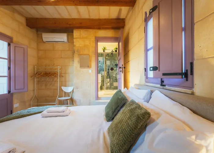 Rustic Retreat With Pool