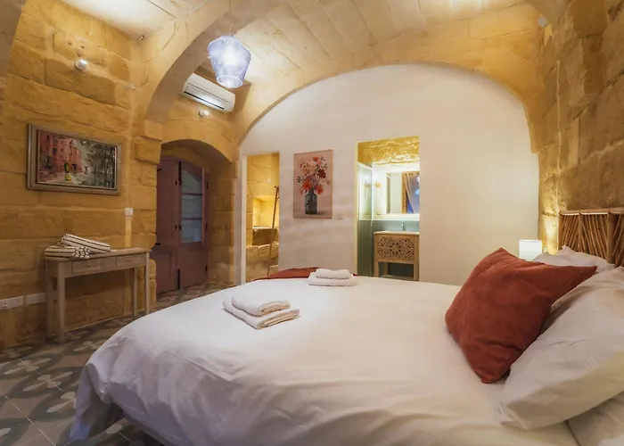 Rustic Retreat With Pool *