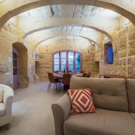Villa Rustic Retreat With Pool *