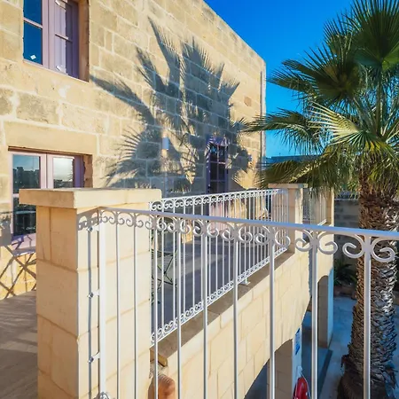 Rustic Retreat With Pool