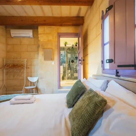 Rustic Retreat With Pool