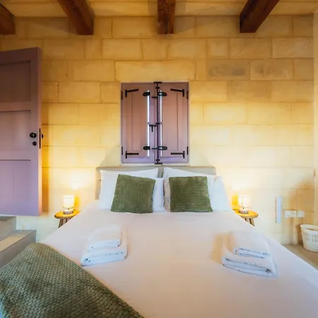 Rustic Retreat With Pool