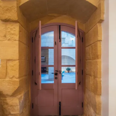 Rustic Retreat With Pool