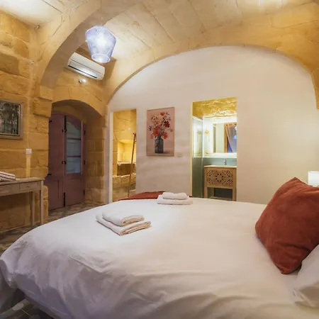 Rustic Retreat With Pool *