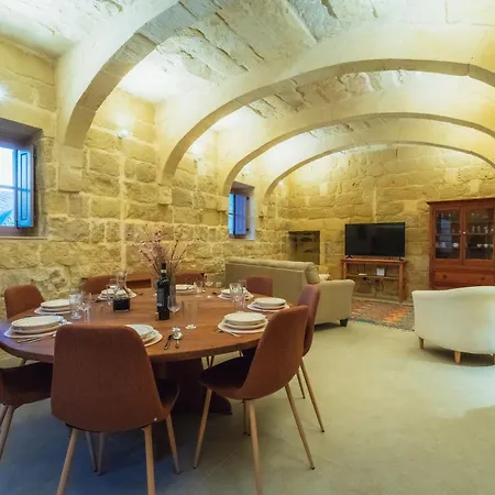 Rustic Retreat With Pool *