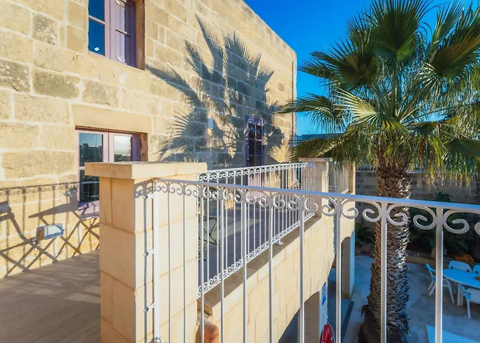 Rustic Retreat With Pool