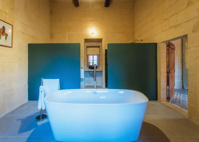 Rustic Retreat With Pool