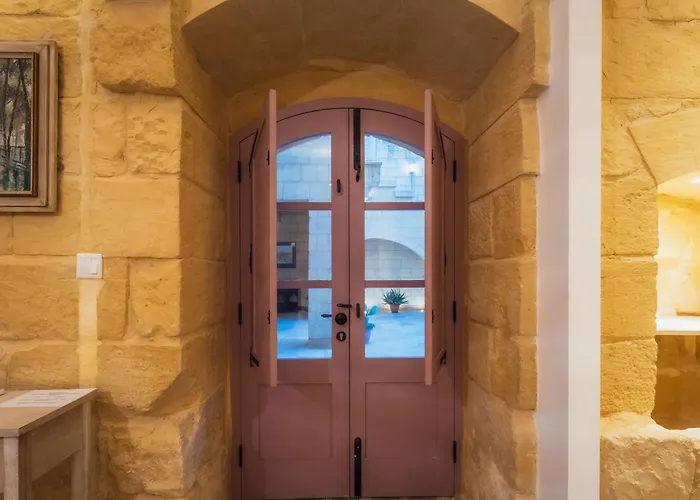 Rustic Retreat With Pool