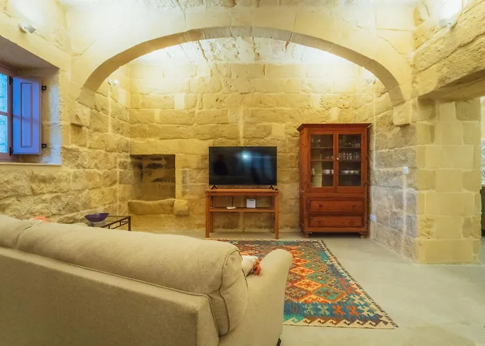 Villa Rustic Retreat With Pool San Lawrenz