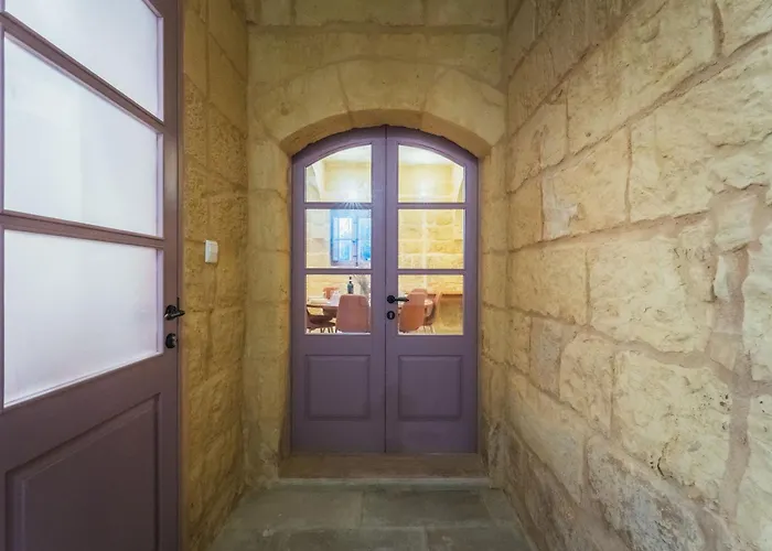 Rustic Retreat With Pool